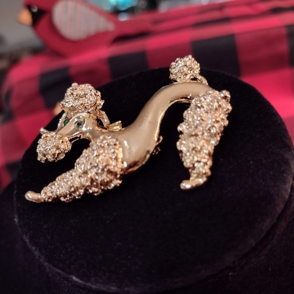 VINTAGE 1950's Gold Playful Green Eyed Poodle Brooch Pin By Gerry - Picture 10 of 12